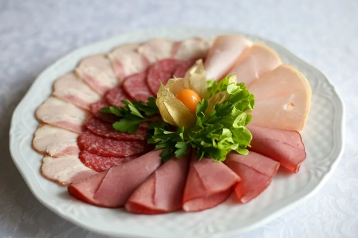 Нарезка аппетитных. Сервелат карбонат мясное ассорти. украшение мясного ассорти. мясное ассорти на тарелке. мясное ассорти нарезка.